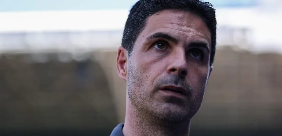 Entrenador hablando durante una conferencia de prensa