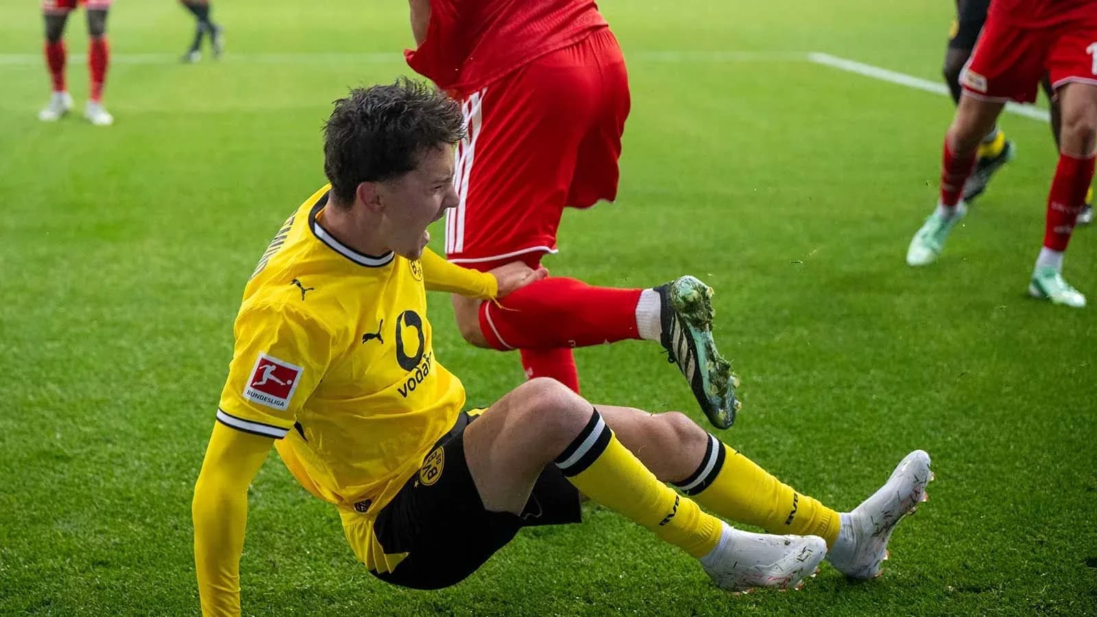 Jugador de Borussia Dortmund cayendo al suelo en partido