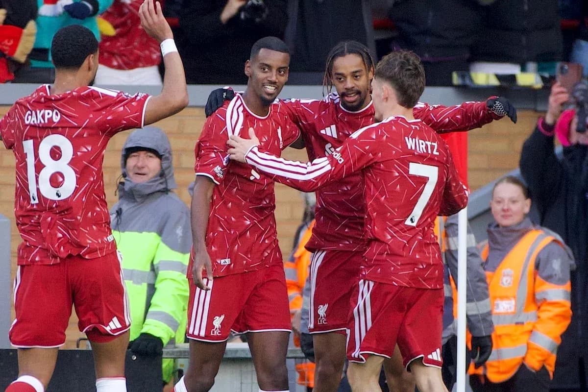 Jugadores de Liverpool celebrando un gol