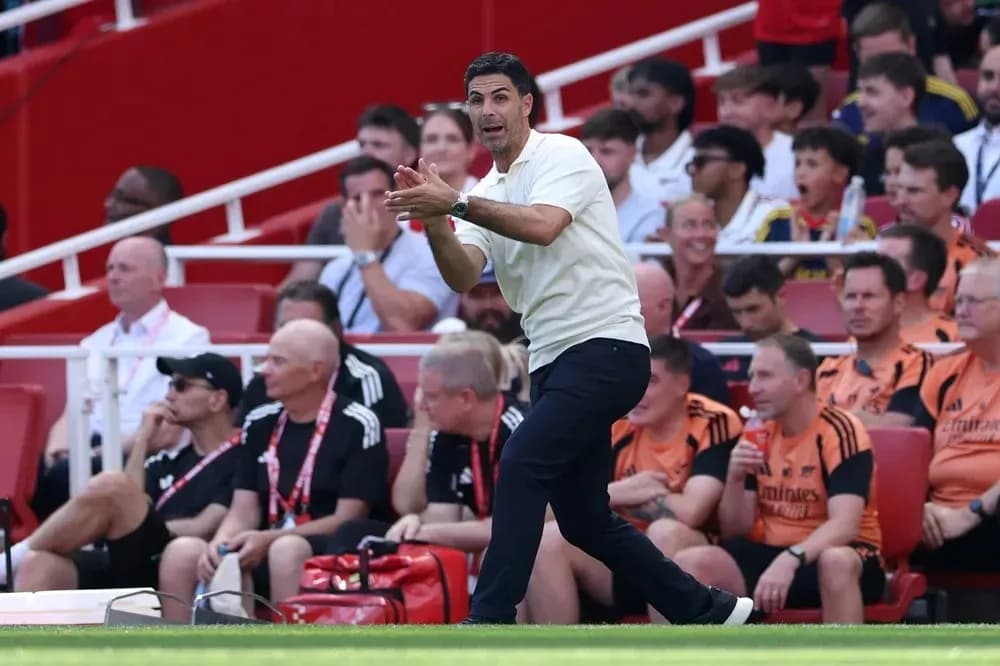 Entrenador dirigiendo a su equipo desde la banda