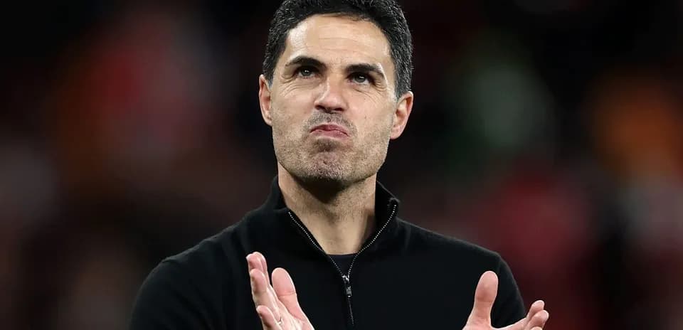 Entrenador aplaudiendo en el estadio durante partido