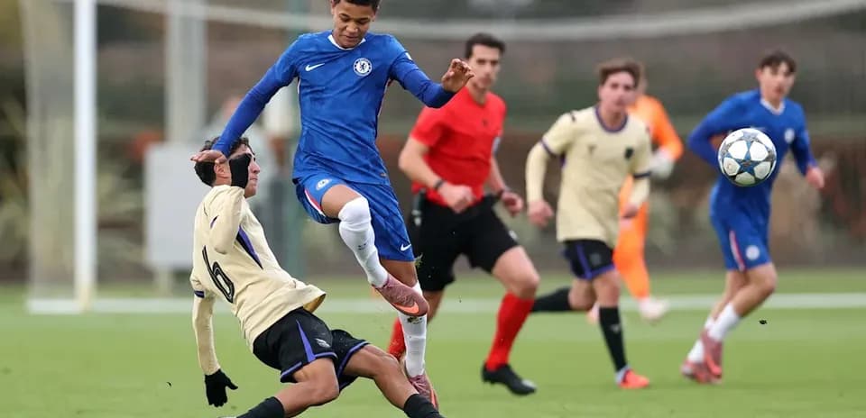 Jugador del Chelsea saltando sobre adversario en campo