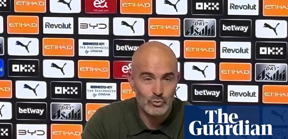 Entrenador hablando en conferencia de prensa