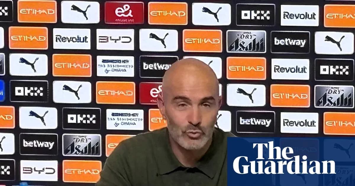 Entrenador hablando en conferencia de prensa