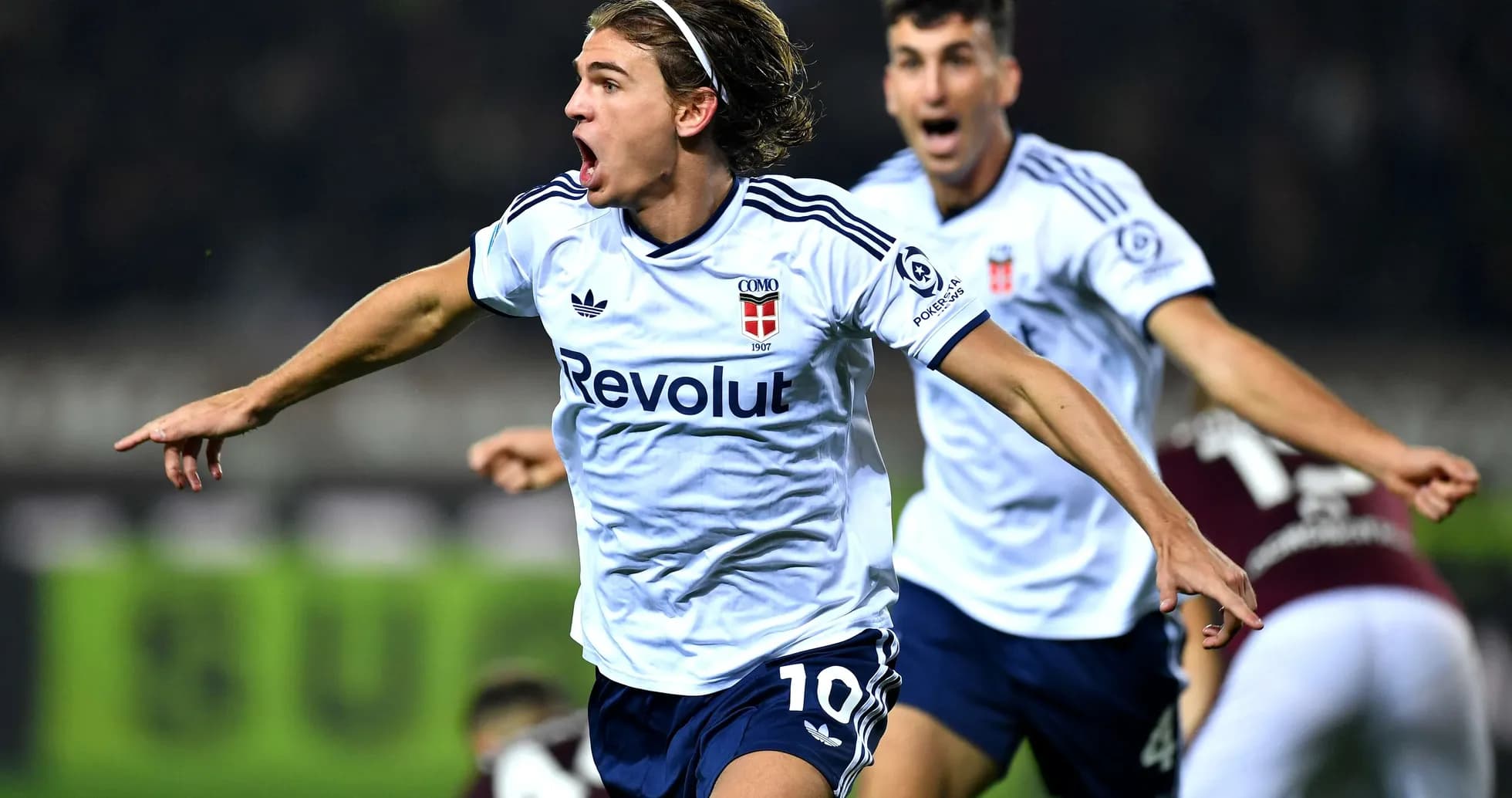 Jugador de Como celebrando un gol