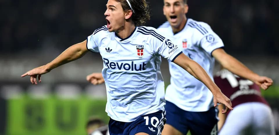 Jugador de Como celebrando un gol