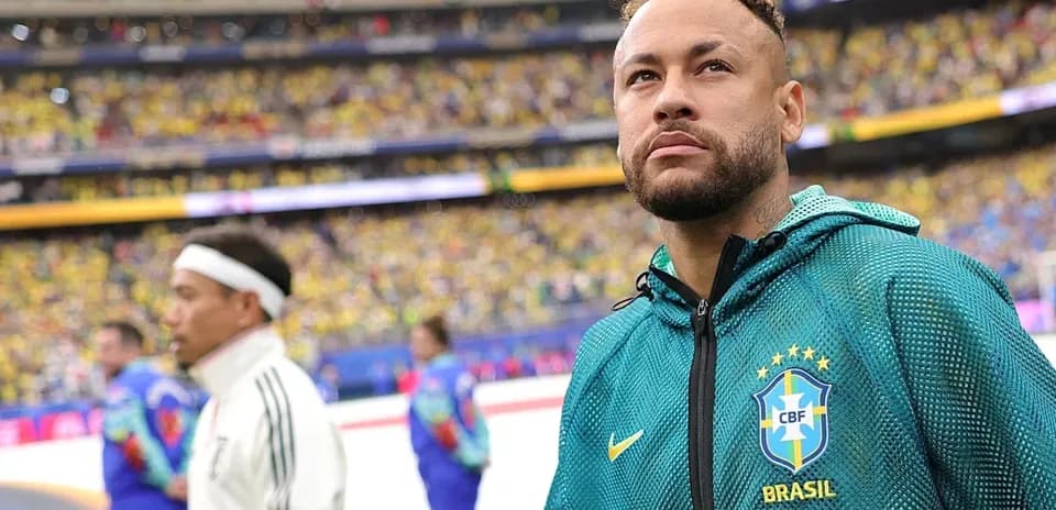 Neymar en el campo antes de un partido de Brasil