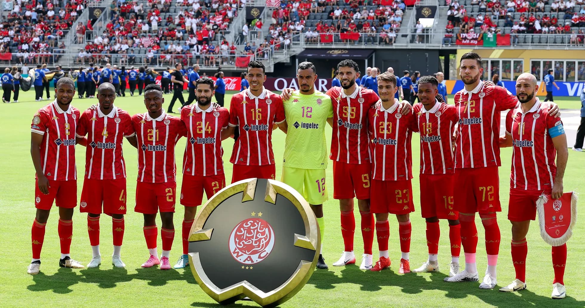 Jugadores del Wydad Casablanca posando con trofeo