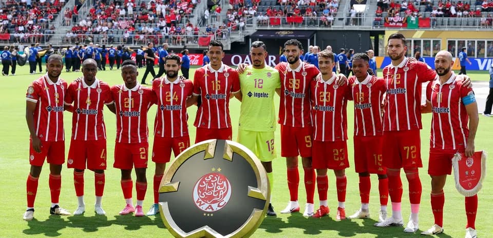 Jugadores del Wydad Casablanca posando con trofeo
