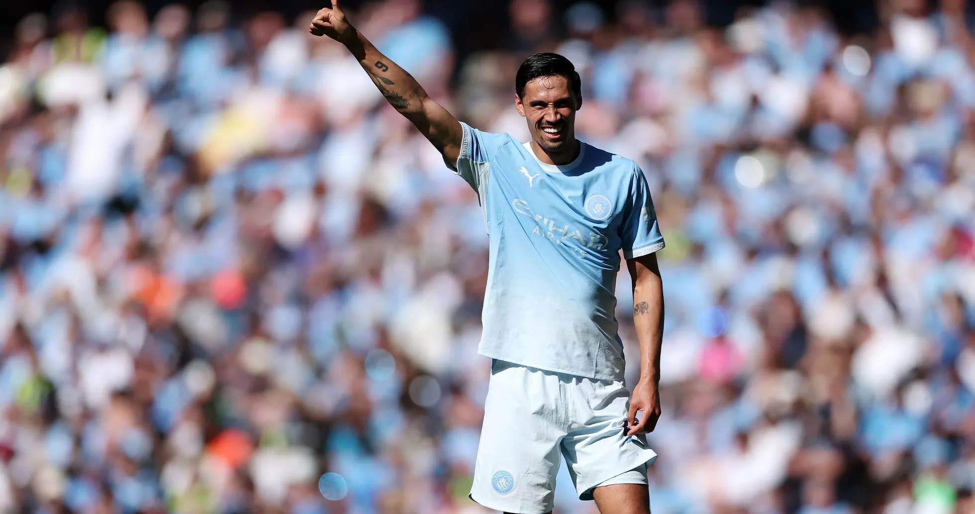 Jugador de Manchester City levantando el pulgar en el campo