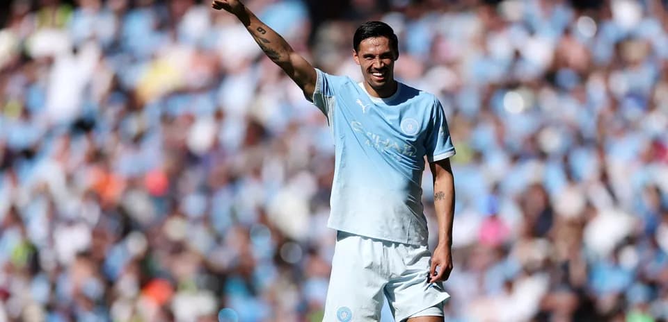 Jugador de Manchester City levantando el pulgar en el campo