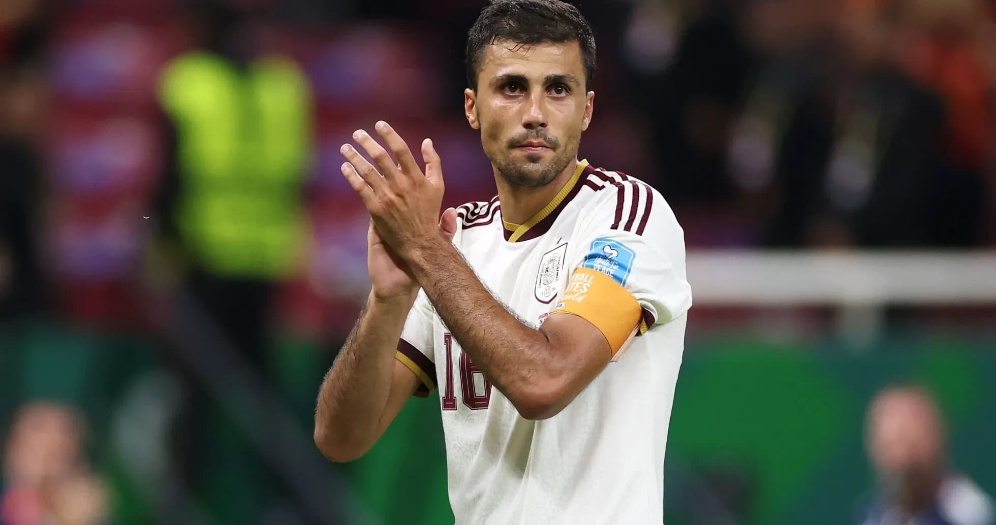 Jugador aplaudiendo en el campo durante el partido