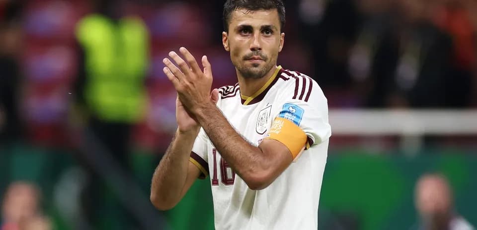 Jugador aplaudiendo en el campo durante el partido