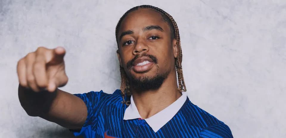 Jugador señalando con una mano en camiseta azul