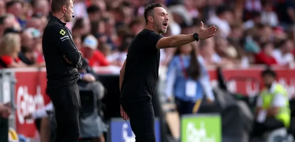 Entrenador dirigiendo a su equipo en el banquillo