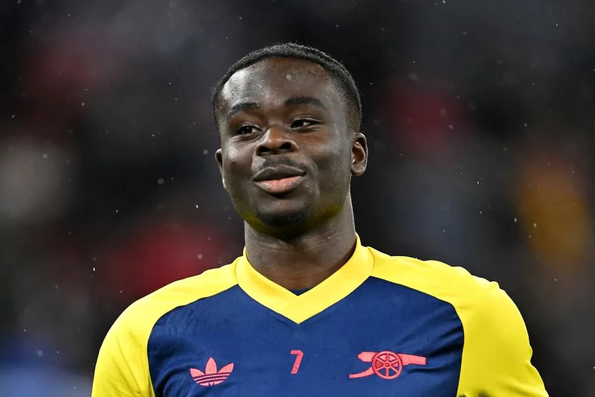 Jugador con camiseta del Arsenal sonriendo en el campo