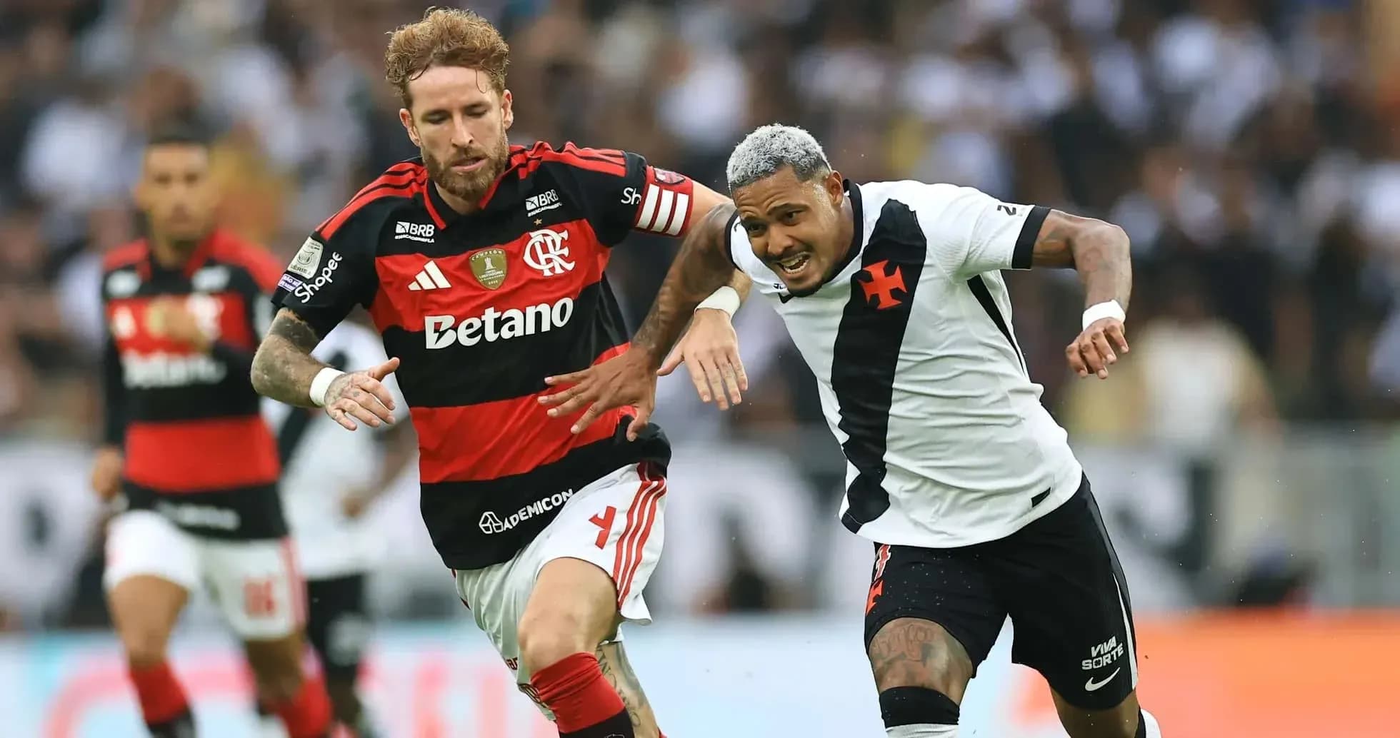 Jugadores de Vasco y Flamengo en acción