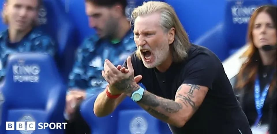 Entrenador dirigiendo instrucciones desde la banda