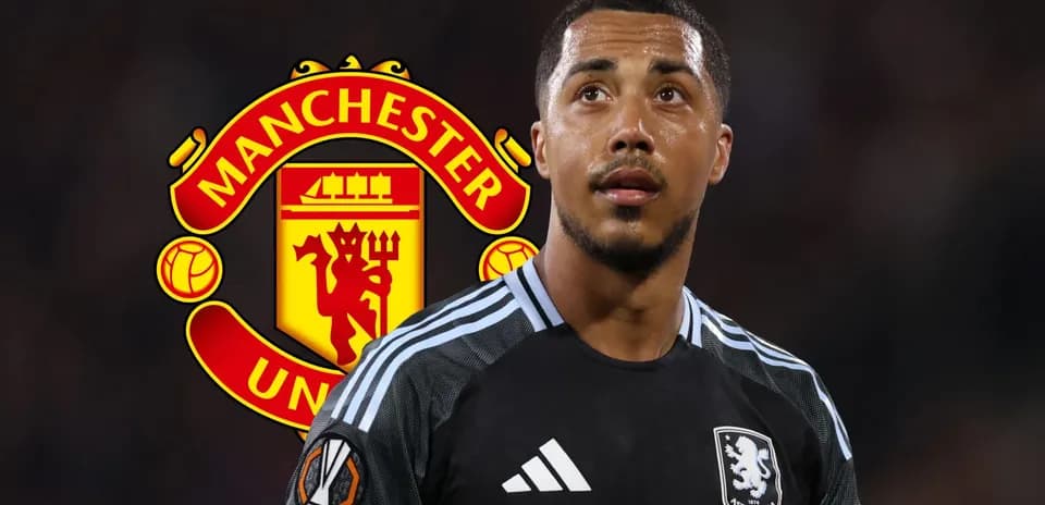 Jugador con camiseta de Aston Villa y logo de Manchester United