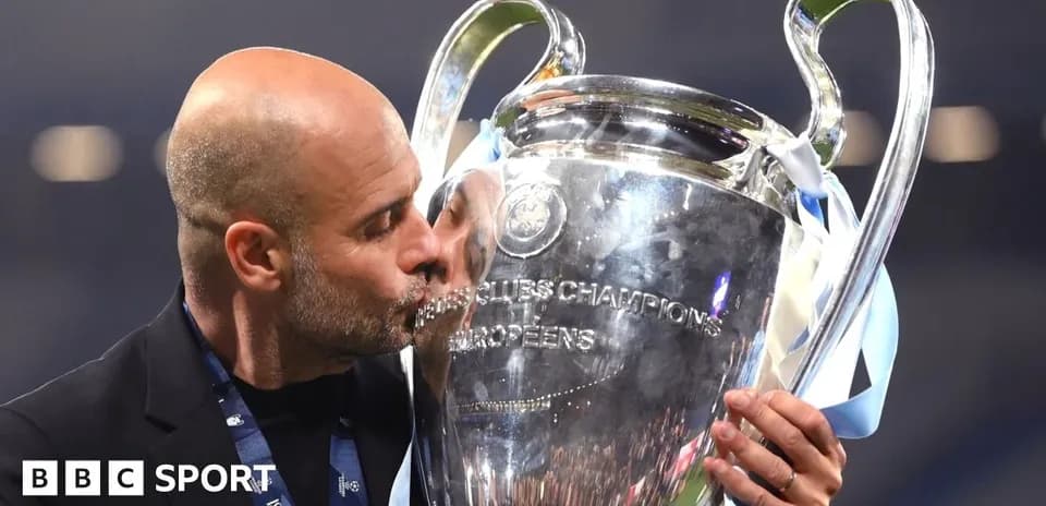 Entrenador besando la Champions League tras victoria