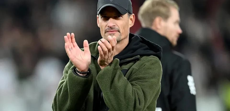 Entrenador aplaudiendo durante el partido