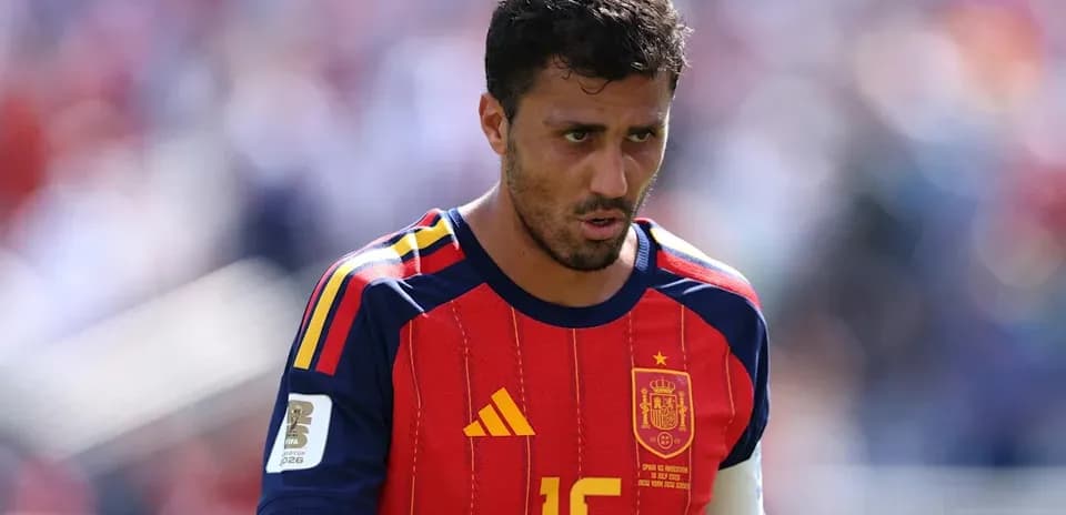 Jugador de España con camiseta roja en partido