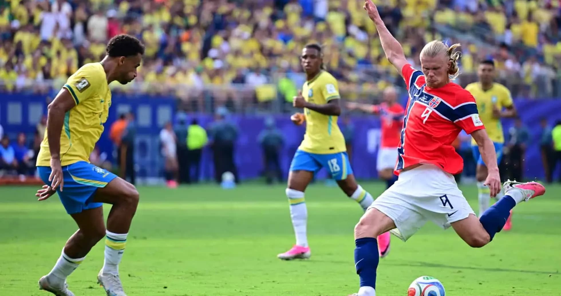 Jugador de Brasil intenta detener a noruego