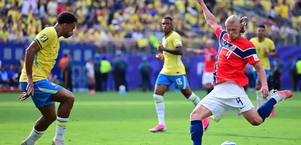 Jugador de Brasil intenta detener a noruego