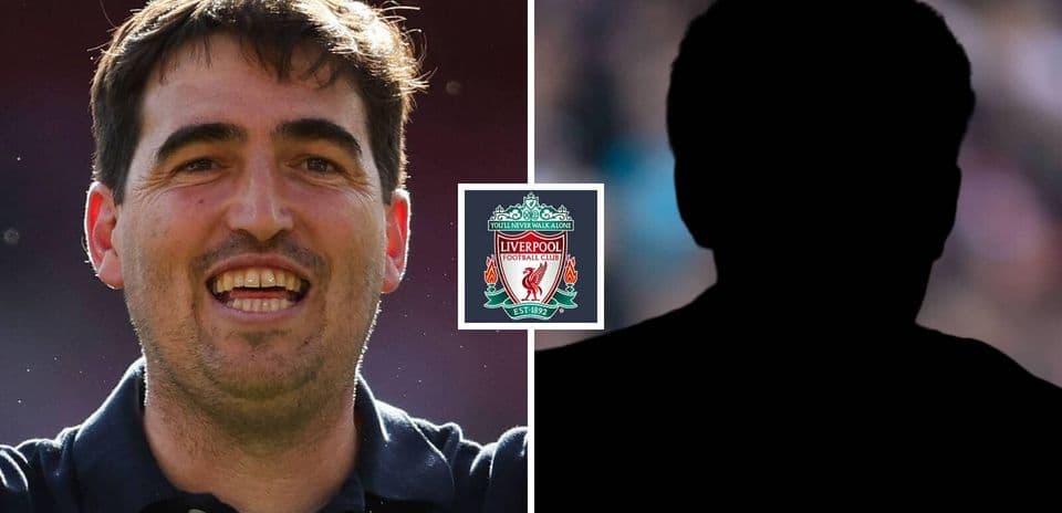 Entrenador sonriendo junto al logotipo de Liverpool