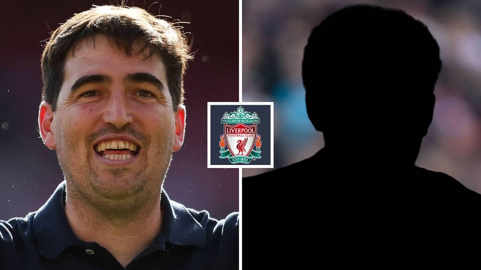 Entrenador sonriendo junto al logotipo de Liverpool