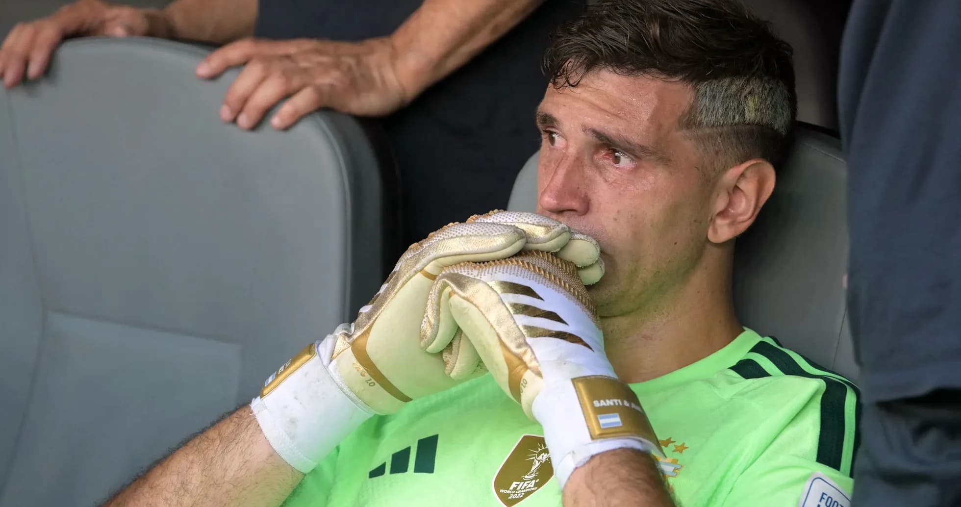 Portero sentado en el banquillo con guantes