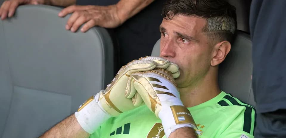 Portero sentado en el banquillo con guantes