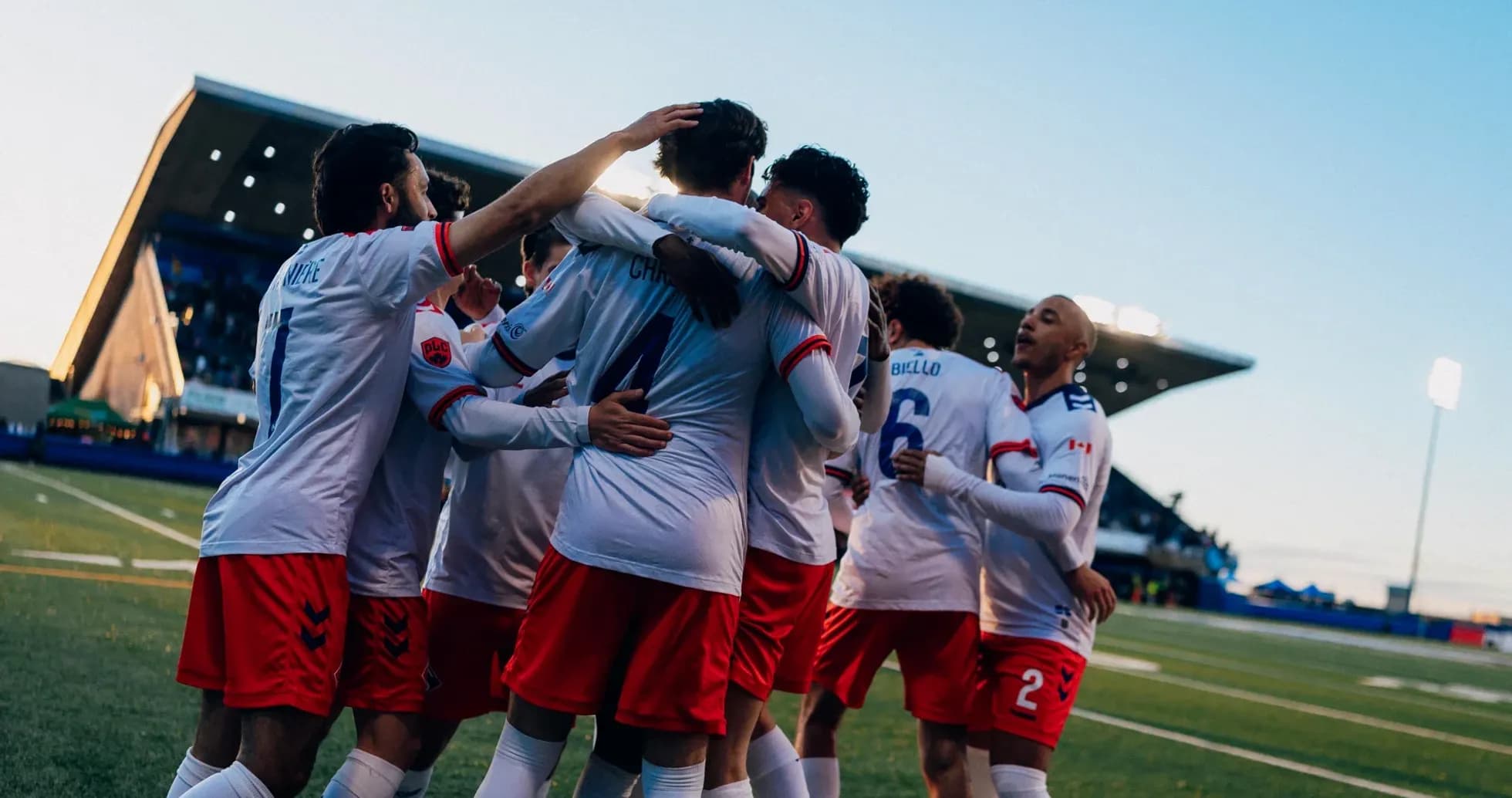 Jugadores celebrando un gol en el partido