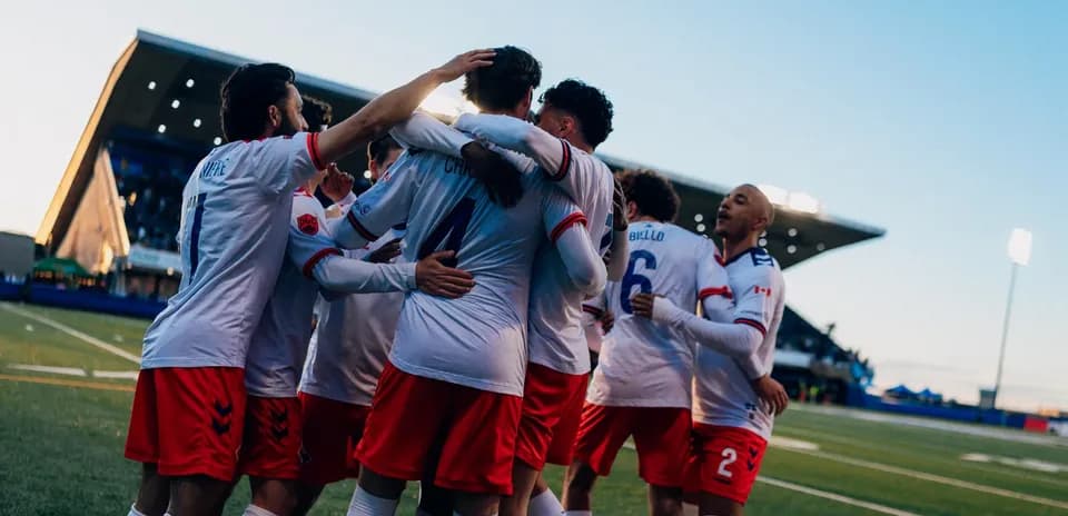 Jugadores celebrando un gol en el partido