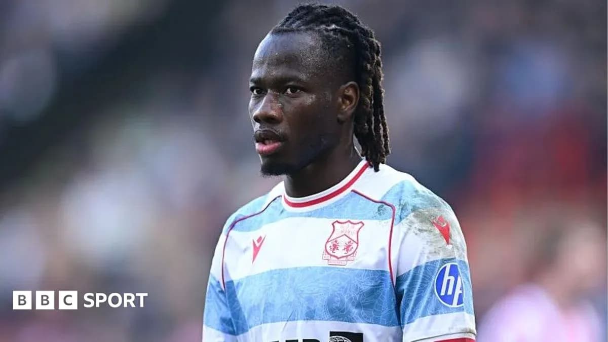 Jugador con camiseta a rayas en el campo