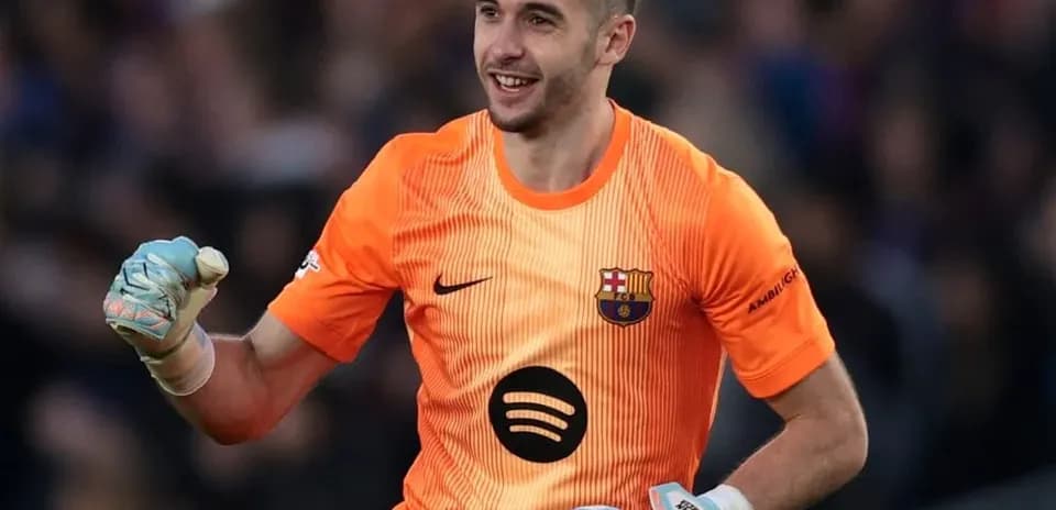 Portero de Barcelona celebrando en el campo