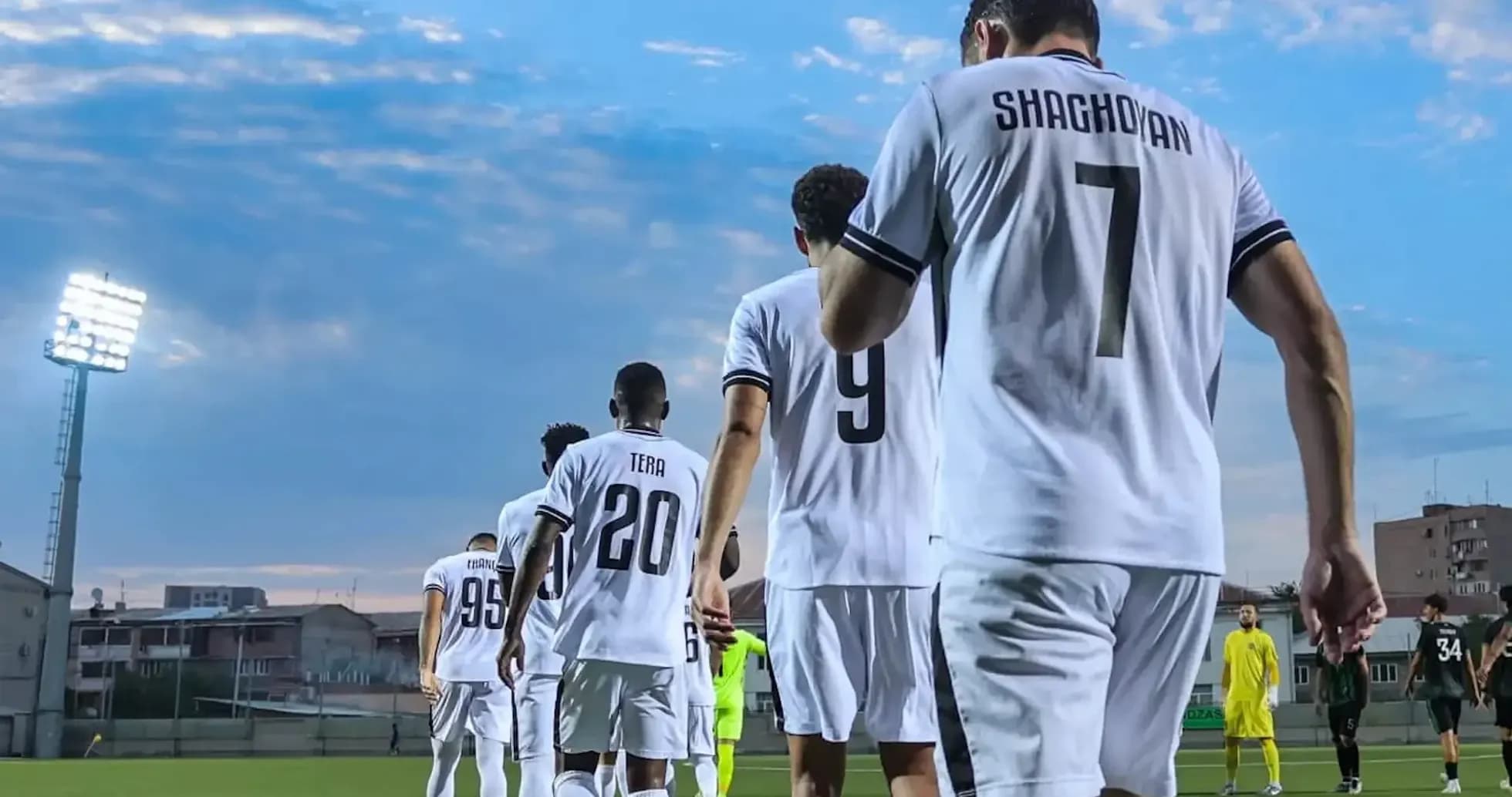 Jugadores de Ararat-Armenia entrando al campo