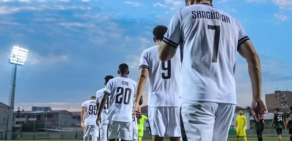 Jugadores de Ararat-Armenia entrando al campo