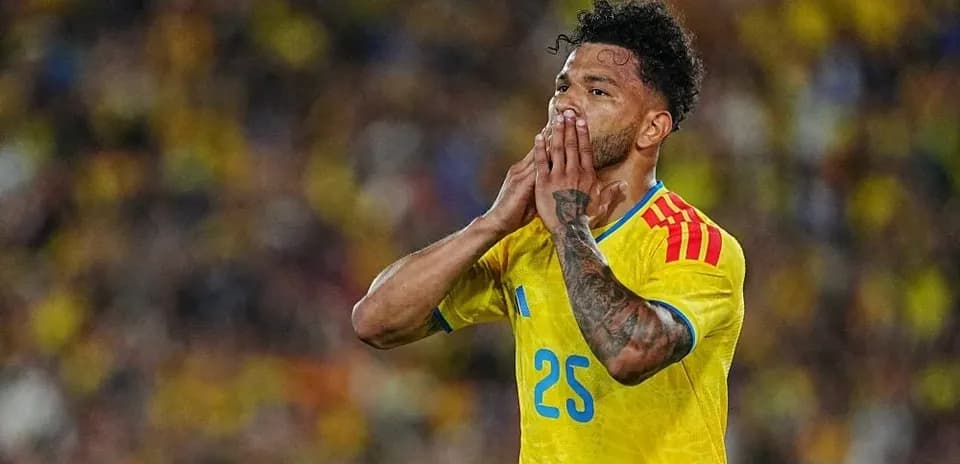 Jugador colombiano lamentando una jugada fallida en el partido