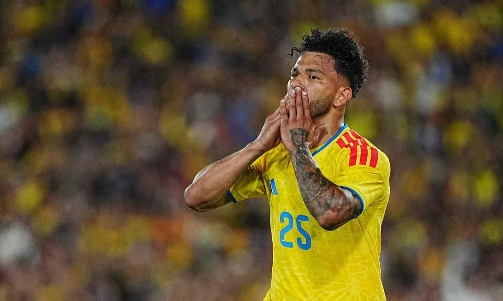 Jugador colombiano lamentando una jugada fallida en el partido