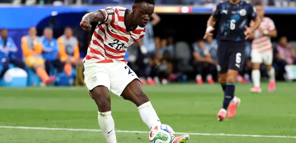 Jugador de Estados Unidos disparando durante el partido