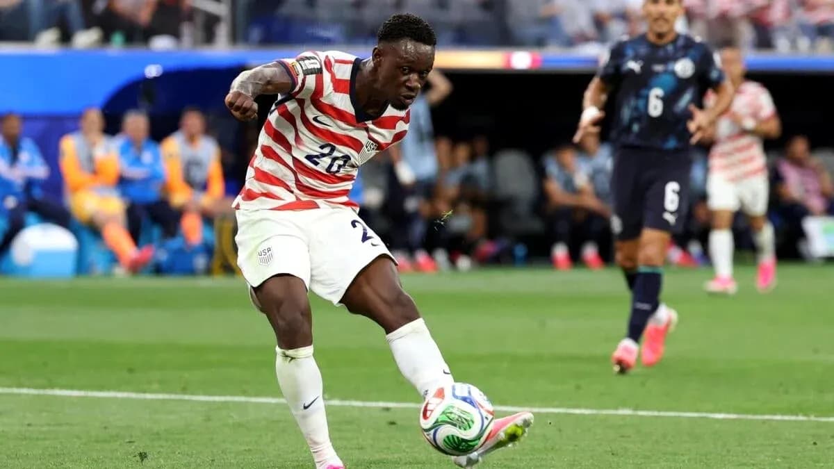 Jugador de Estados Unidos disparando durante el partido