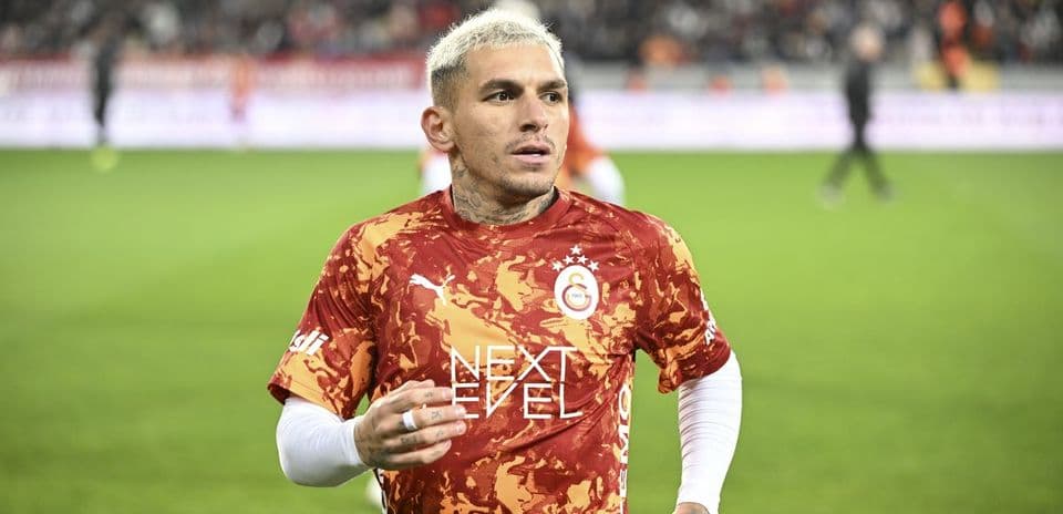 Jugador de Galatasaray en campo durante partido
