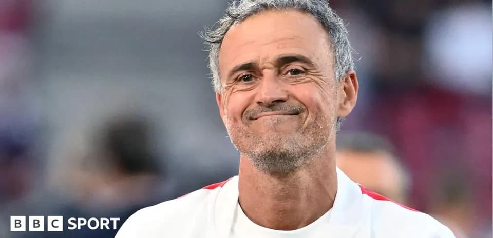 Entrenador sonriendo durante un evento deportivo