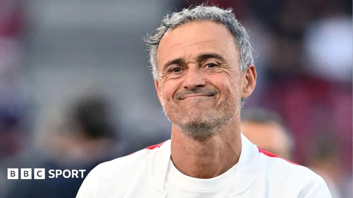 Entrenador sonriendo durante un evento deportivo