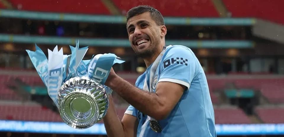 Jugador de Manchester City levantando el trofeo