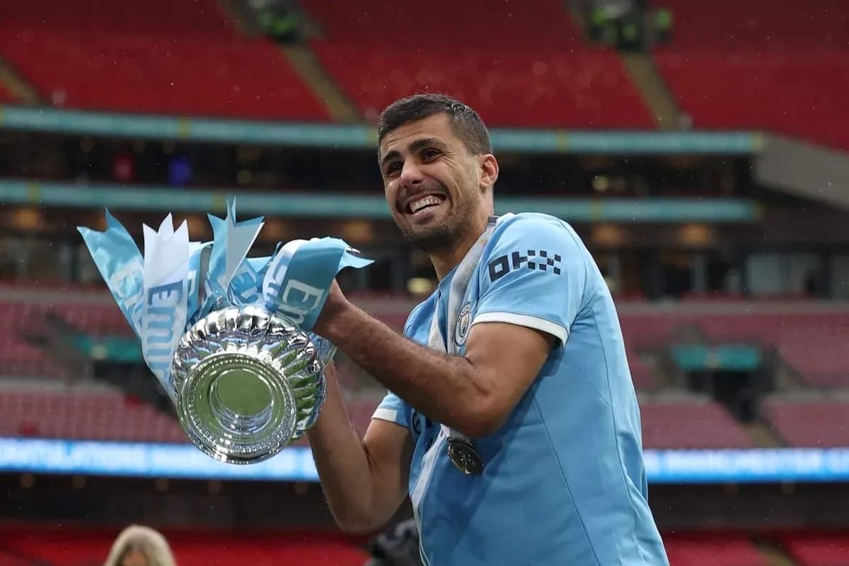 Jugador de Manchester City levantando el trofeo