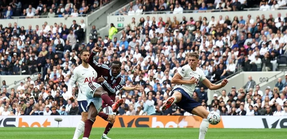 Jugador de Tottenham chutando el balón en el partido