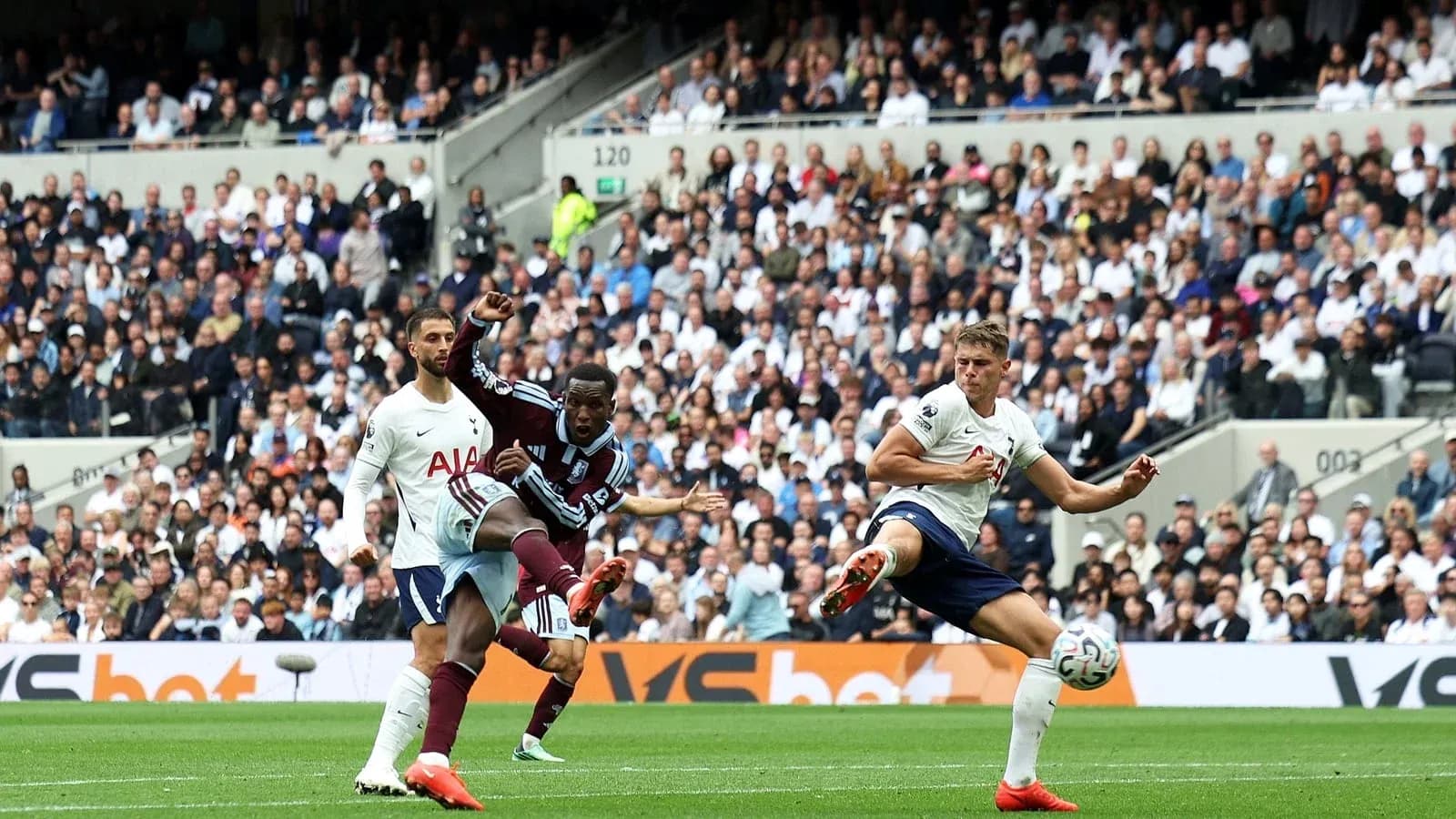 Jugador de Tottenham chutando el balón en el partido