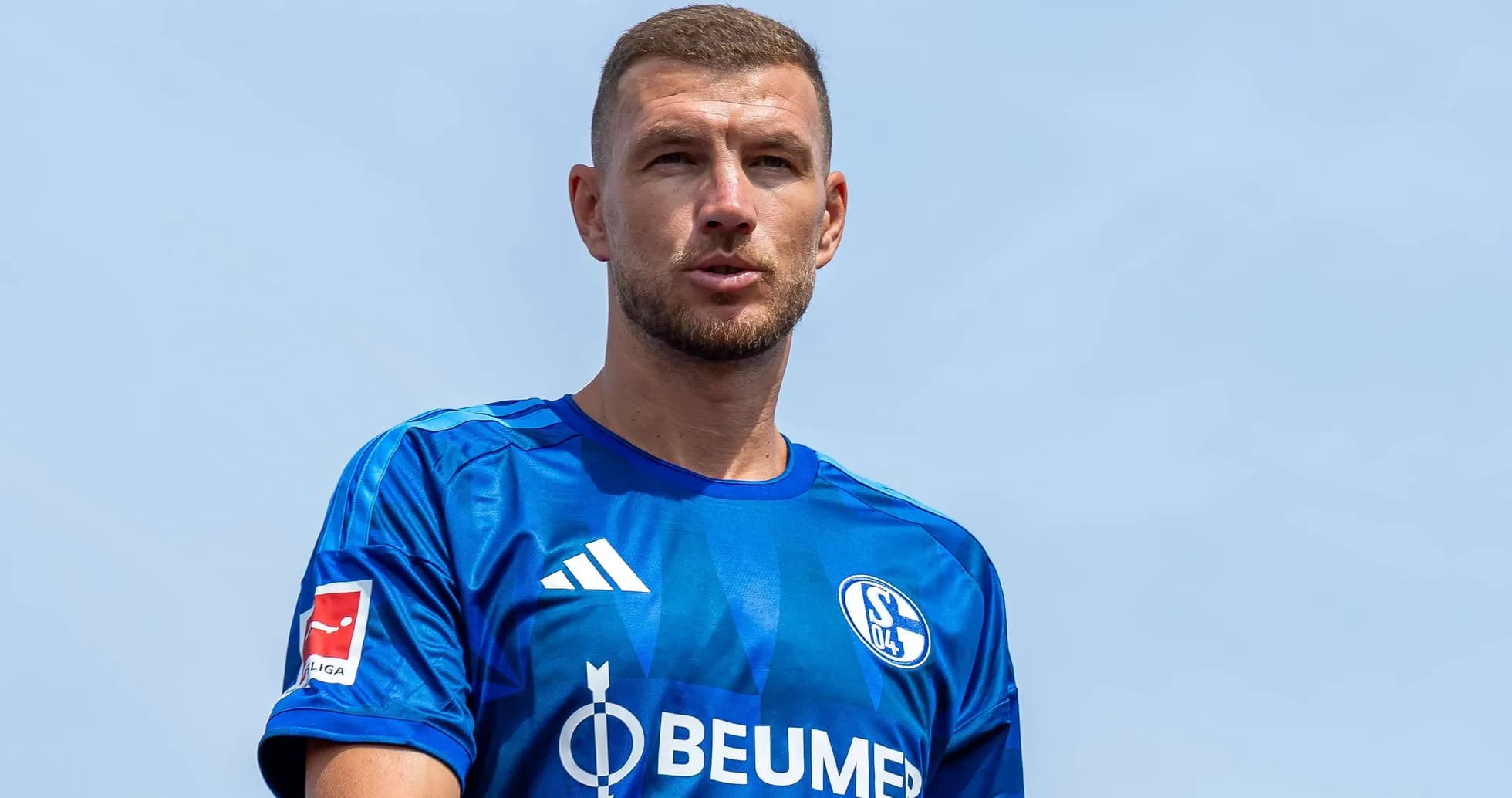 Jugador de Schalke 04 en camiseta azul frente al cielo
